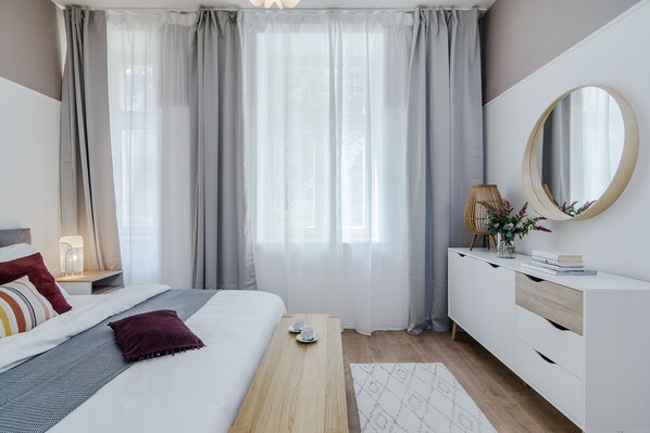Appartement Deluxe | Décor unique, ameublement unique, bureau
