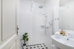 Deluxe Apartment (Slezska 23) | Bathroom | Shower, hair dryer, heated floors, towels - Royal APTs Prague by Michal&Friends (Prague)
