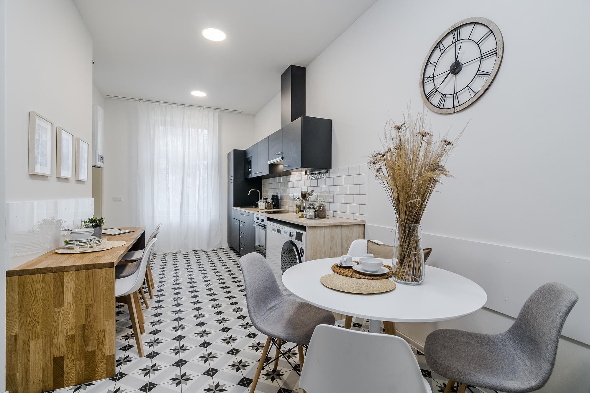 Apartamento Deluxe | Cocina privada | Frigorífico, microondas, horno y placa de cocina