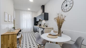 Apartamento Deluxe | Cocina privada | Frigorífico, microondas, horno y placa de cocina