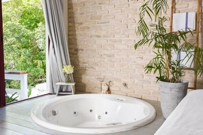 Separate tub and shower, jetted tub, bathrobes, towels