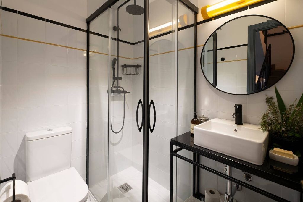Gratis toiletartikelen, een haardroger, handdoeken, zeep