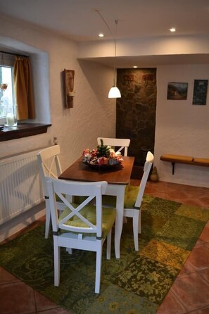 Apartment | Essbereich im Zimmer