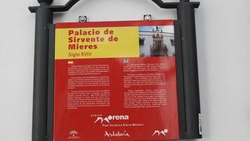 A historical information board for Palacio de Sirvente de Mieres, Siglo XVIII, detailing its architecture and significance.