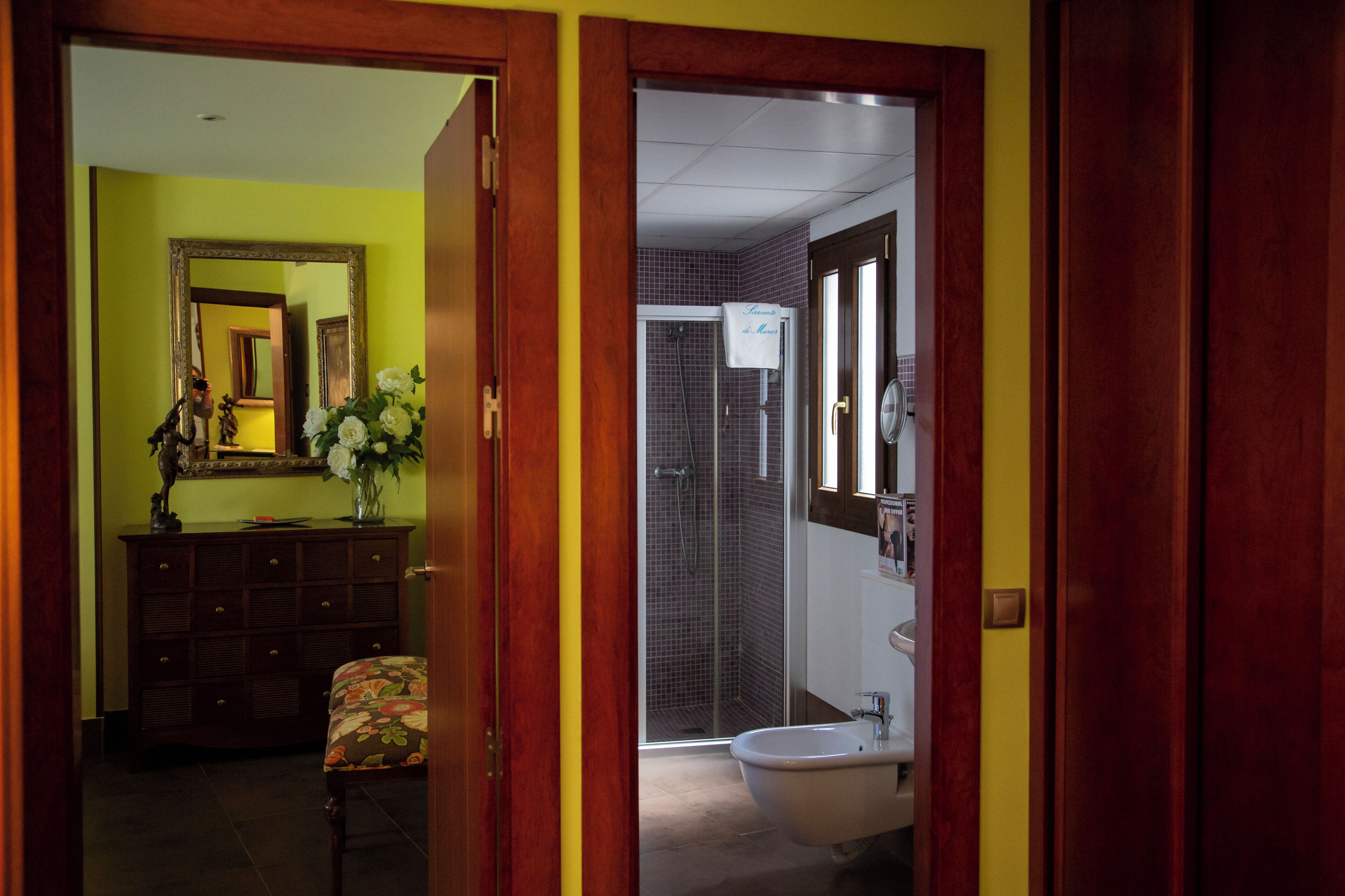 Un baño con ducha, inodoro y lavamanos.