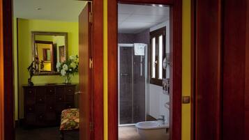 Un baño con ducha, inodoro y lavamanos.