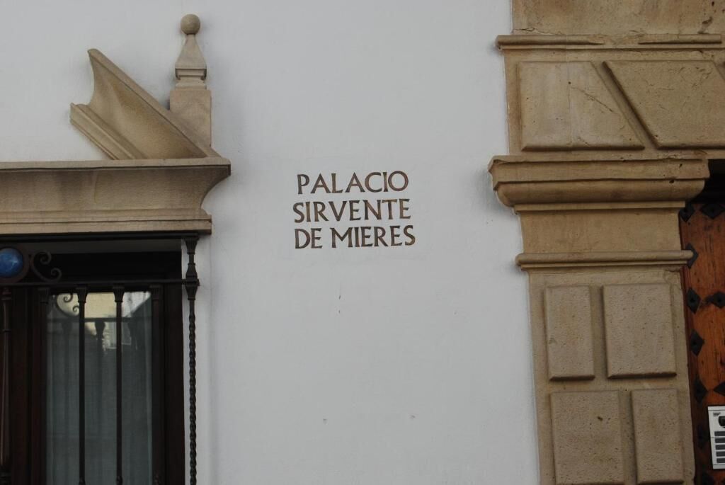 Fachada de un edificio con la inscripción "PALACIO SIRVENTE DE MIRES".