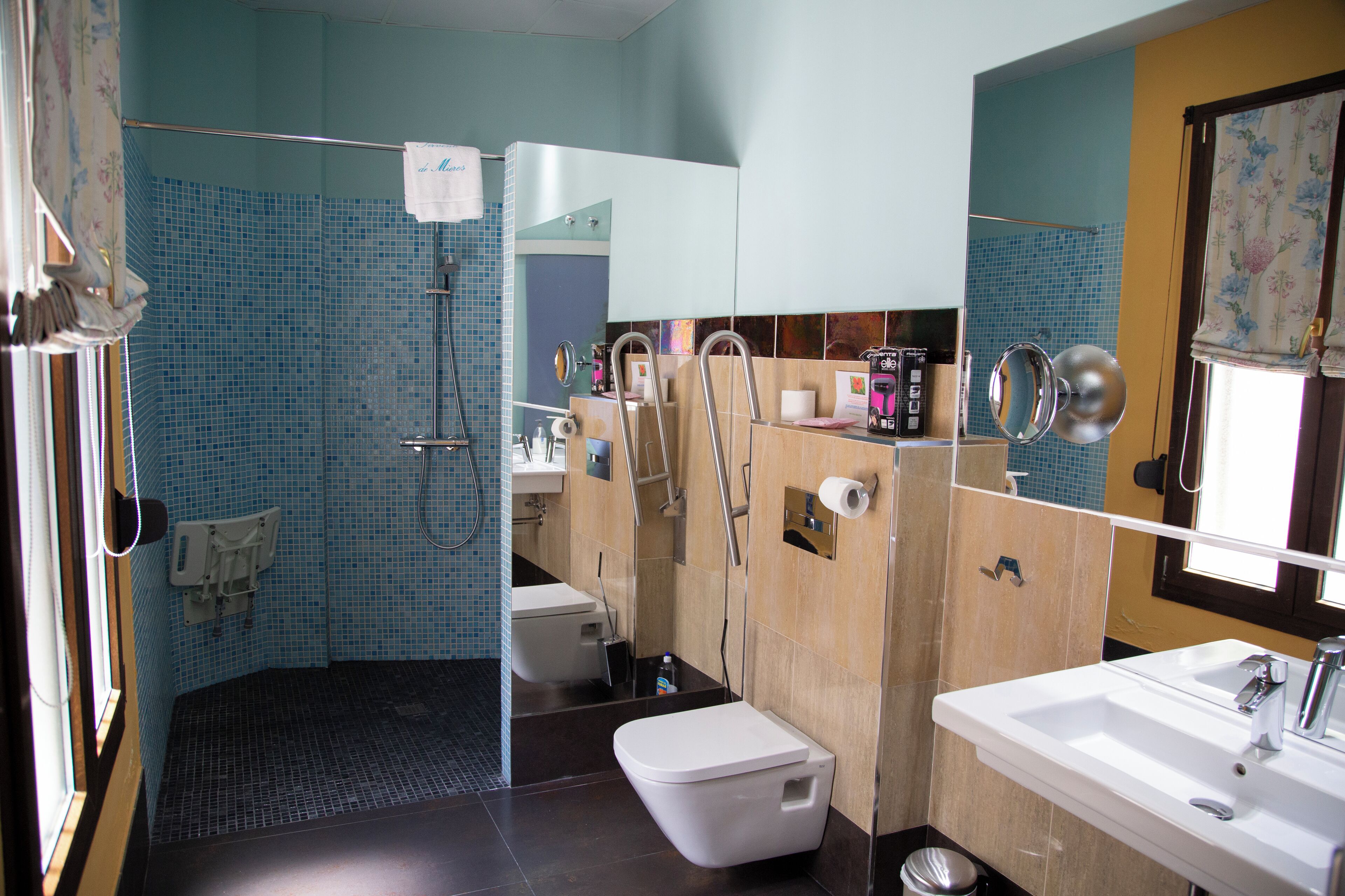 Ducha, artículos de higiene personal gratuitos y secador de pelo