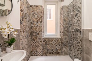 Shower, hair dryer, towels, shampoo - Elegant 8 seats★near the Station★Grey and Blue★Free Wifi (Trieste)