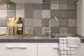 Frigorífico, horno, placa de cocina y cafetera o tetera