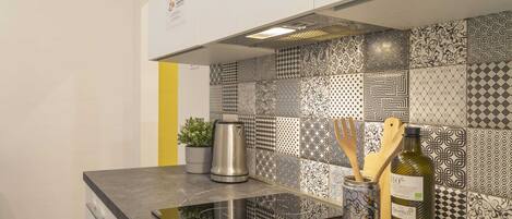 Kühlschrank, Ofen, Wasserkocher mit Kaffee-/Teezubehör