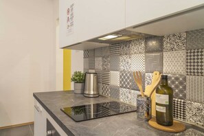 Kühlschrank, Ofen, Wasserkocher mit Kaffee-/Teezubehör