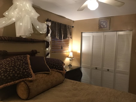 2 bedrooms, iron/ironing board, free WiFi, bed sheets. Private Pinellas County Beaches' getaway house