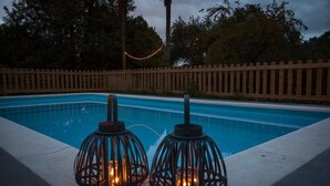 A swimming pool with two lanterns on the edge. - Posada Seis Leguas (Cartes)