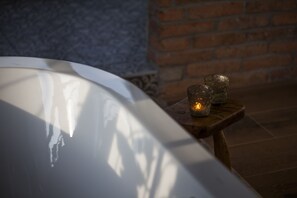 套房, 花园景观 | 浴室 | 淋浴/盆浴组合、深泡浴缸、吹风机、加热地板（浴室）