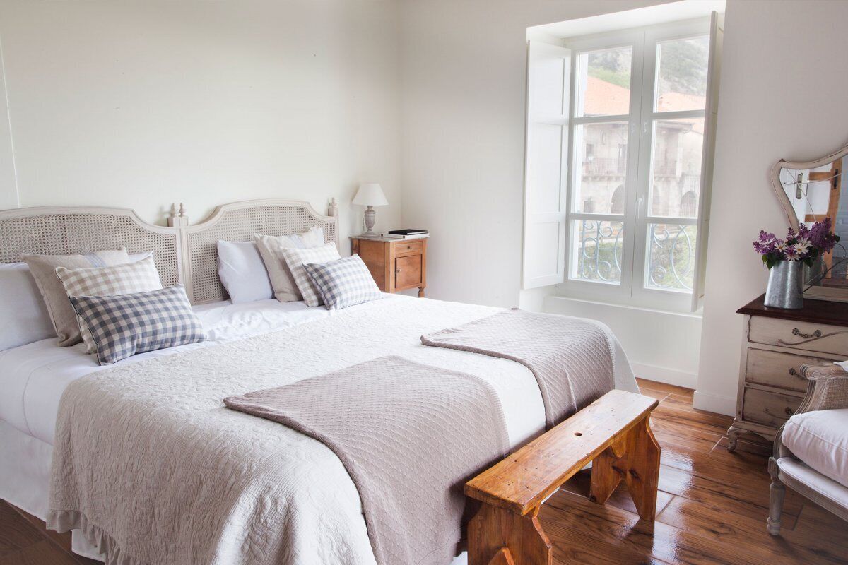 Kamer, 1 twee- of 2 eenpersoonsbedden, uitzicht op tuin | Donsdekens, bedden met traagschuimmatrassen, individueel gedecoreerd