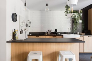 Een koelkast, een oven, een kookplaat, een vaatwasser