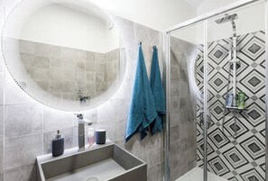 Een douche, een haardroger, handdoeken, shampoo