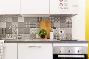 Kühlschrank, Ofen, Wasserkocher mit Kaffee-/Teezubehör, Wasserkocher