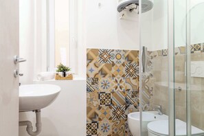 Dusche, Haartrockner, Handtücher, Shampoo