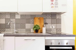 Refrigerador, horno, cafetera/tetera, tetera/pava eléctrica