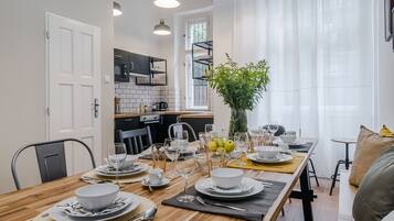 Apartamento | Cozinha privada | Geladeira, micro-ondas, fogão, cooktop