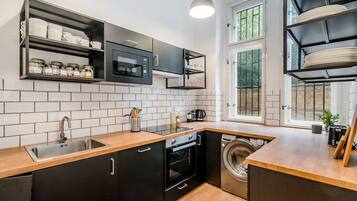 Apartamento | Cozinha privada | Geladeira, micro-ondas, fogão, cooktop