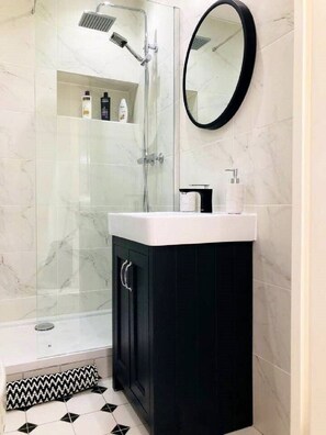 Ensemble douche/baignoire, sèche-cheveux, serviettes fournies, savon