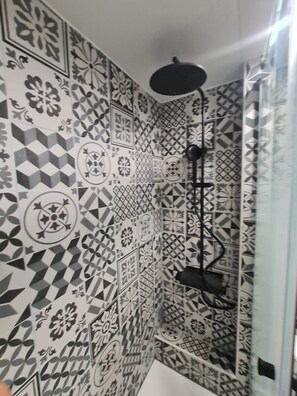 Baignoire, sèche-cheveux, serviettes fournies, savon