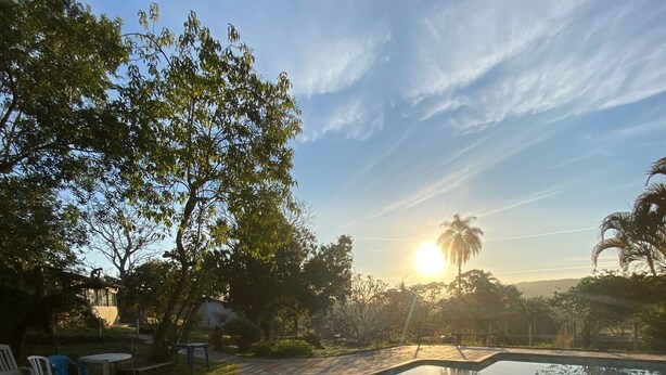 A backyard with a swimming pool, outdoor furniture, and a grassy area. - SÍTIO DO IPÊ, please contact us before booking!!! (Residencial são vicente)