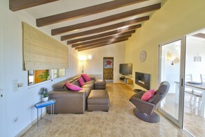 TV, fireplace, stereo