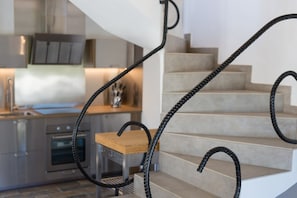 Réfrigérateur, un four, surface de cuisson, lave-vaisselle