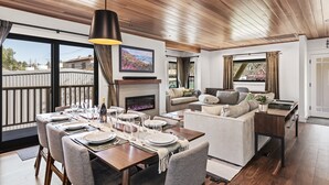 Un intérieur moderne comprenant un coin repas, un canapé et une cheminée.