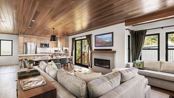 Smart-tv, een open haard, een dvd-speler en een stereo