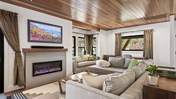 Smart-tv, een open haard, een dvd-speler en een stereo