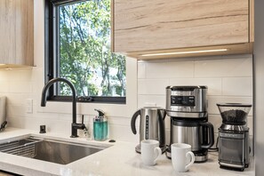Geladeira, micro-ondas, cooktop, lava-louças