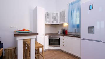 Frigorífic gran, forn, placa de cuina i cafetera exprés