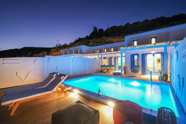 Piscina externa sazonal, espreguiçadeiras