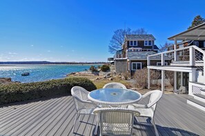 Outdoor dining - Sunset Cove: Waterfront at Goose Cove (Gloucester)