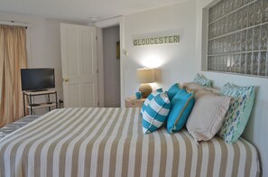 2 bedrooms, desk, iron/ironing board, WiFi - Sunset Cove: Waterfront at Goose Cove (Gloucester)