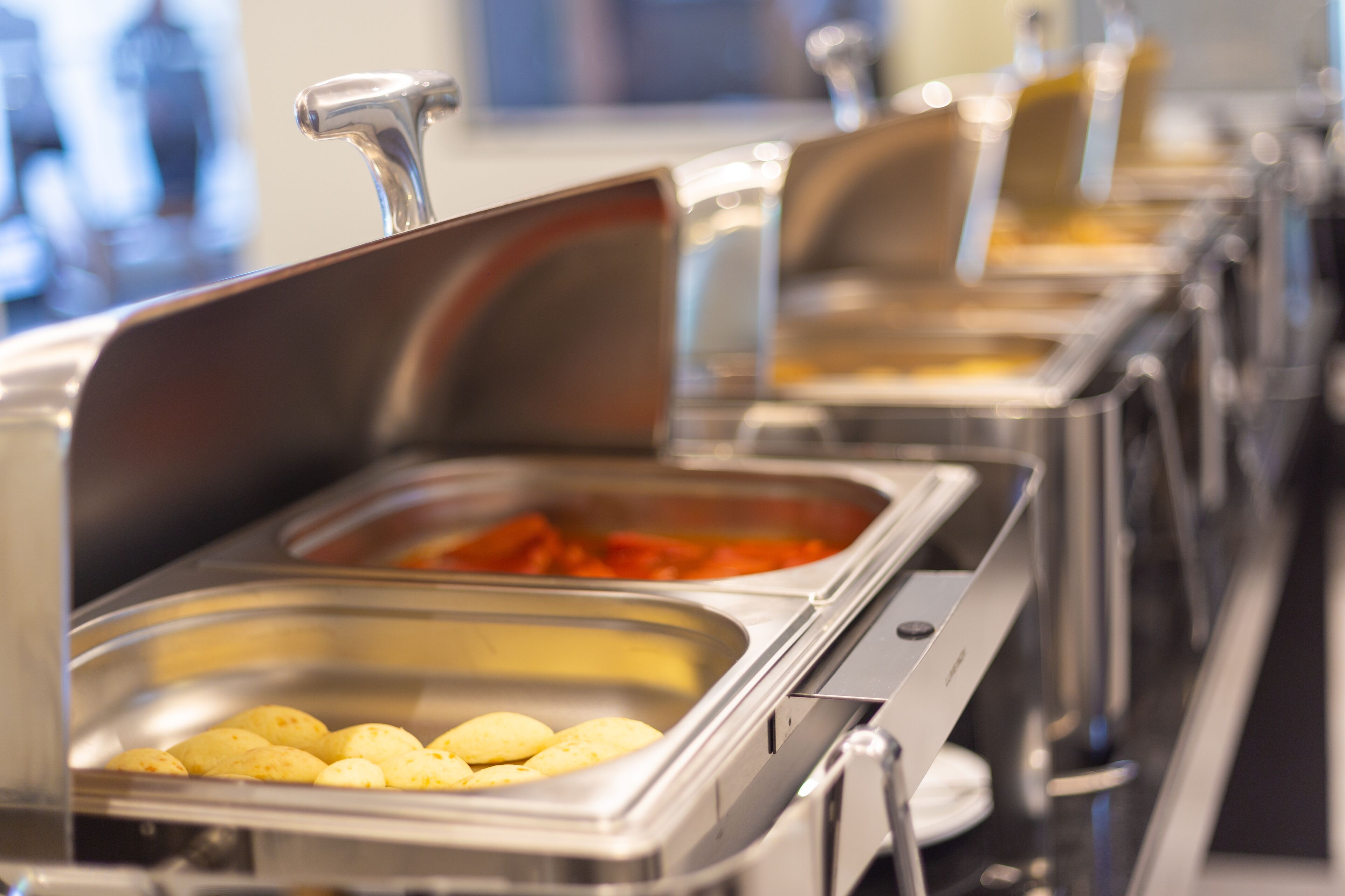 Una mesa de buffet con diferentes opciones de comida.