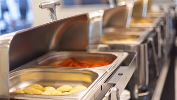 Una mesa de buffet con diferentes opciones de comida.