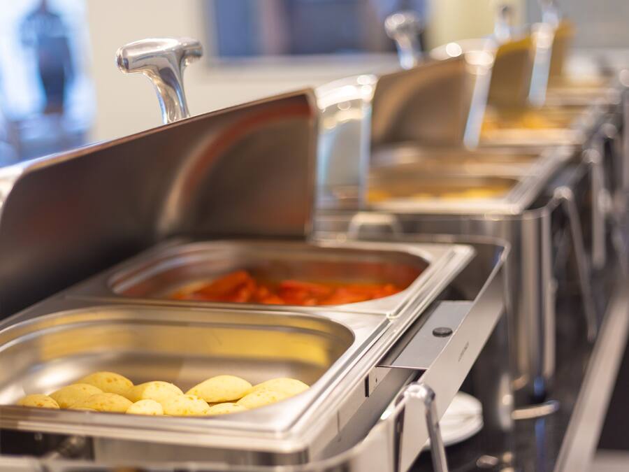 Una mesa de buffet con diferentes opciones de comida.