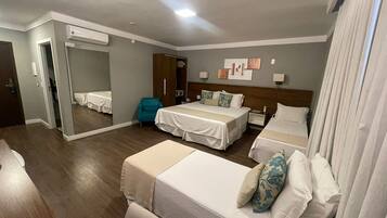 Minibar, caja de seguridad en la habitación y escritorio