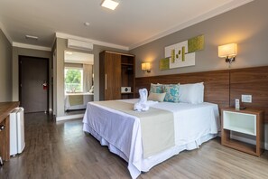Superior Double Room, Garden View | Minibar, in-room safe, desk, laptop workspace - Hotel Villa Fiori (Poços de Caldas)