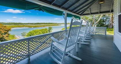 Thurston Point: Waterfront Verleih mit Tiefsee-Dock auf Annisquam River!