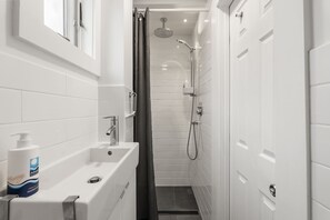 Bathroom - Helena House: Close to Plum Cove Beach (Gloucester)