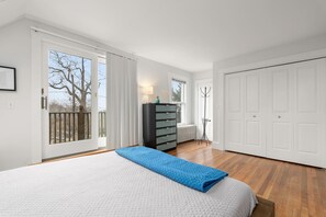 3 bedrooms, desk, WiFi, bed sheets