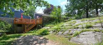 Granite Cottage: Charming cottage in Rockport with private deck and views.