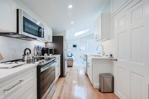 Fridge, microwave, coffee/tea maker, toaster - Granite Cottage: Pigeon Cove Delight (Rockport)